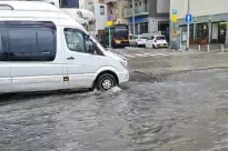  فيديو: غرق أحد الشوارع شمال يافا بمياه الأمطار 